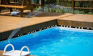 Ende einer Verfolgungsfahrt: Ein Auto landete am Dienstag in einem Garten-Pool. - Symbolfoto: Pixabay / Creative Commons