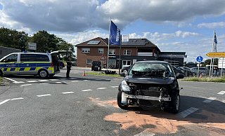 Die beiden beteiligten Fahrzeuge mussten nach der Kollision am Mittwochabend abgeschleppt werden. - Thorsten Heß