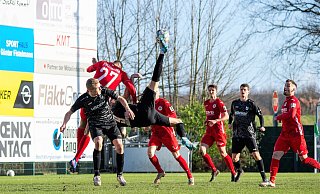Nichts unversucht gelassen: Selbst mit einem Fallrückzieher von Damjan Marceta versuchten die Rödinghauser gegen Oberhausen den Ausgleich zu erzwingen. - Joel Beinke