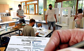 Bei der Bundestagswahl 26. September gilt im Wahllokal für sämtliche Wahlhelfer Maskenpflicht. Das war bei der Kommunalwahl vor einem Jahr noch nicht der Fall. - Andreas Frücht Bei der Bundestagswahl 26. September gilt im Wahllokal für sämtliche Wahlhelfer Maskenpflicht. Das war bei der Kommunalwahl vor einem Jahr noch nicht der Fall. - Andreas Frücht