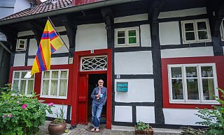Jens Herrmann blickt vom Eingang seines Hauses direkt auf die Stiftskirche. - Sarah Jonek Fotografie