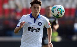 Hier jagt Florent Muslija als 19-Jähriger für den Karlsruher SC im Drittligaspiel gegen Erfurt dem Ball hinterher. - Imago Images