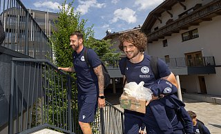 DSC-Kapitän Mael Corboz (r.) und Trainer Mitch Kniat bei der Ankunft im Trainingslager. Der Spieler hat bereits den Bus aufgeräumt. - Oliver Krato