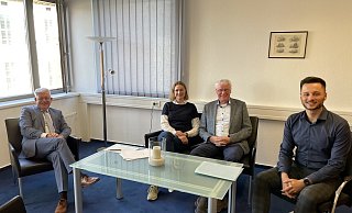 Der Präsidenten des Landgerichts, Michael Haas (v.l.) mit Anja Kiene, Vermieter Hermann Schäfers und Justizinspektor Julian Graßhoff Frias bei der Vertragsunterzeichnung. - Landgericht Paderborn