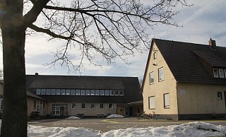 Der Grundschulstandort Büttendorf wird aufgelöst. Jetzt geht es um eine zukunftsträchtige Nachnutzung des Gebäudes samt Gelände. - Klaus Frensing