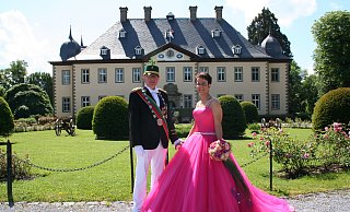 Vor der prachtvollen Kulisse von Schloss Erpernburg bietet das Brenkener Regentenpaar Bettina und Werner Finke einen majestätischen Anblick. - Johannes Büttner