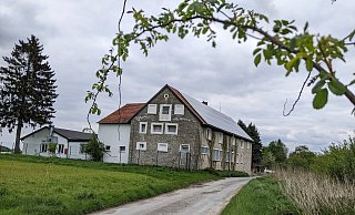 Das markante Gebäude in Theenhausen, das seit vielen Jahren als Außenstelle der JVA Bielefeld-Senne geführt wird und in dem aktuell rund 40 Insassen untergebracht sind, soll verkauft werden. - Anja Hanneforth