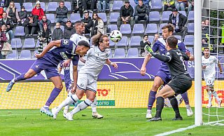 Arminia-Kapitän Mael Corboz trifft per Kopf zum 2:1 in Aue. - IMAGO/Fotostand