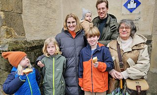 Fanden die Timpken lecker: Hannes, 7 (v. l.), Clemens und Claas (beide 9 Jahre) und der zweijährige Franz. Mit dabei waren ihre Eltern Jessica und Carl-Martin Gehler sowie Oma Anja Meier. - Alexandra Stratmeier