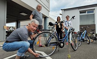 Josef Niegel (l.) und Michael Fliegel von der Fahrradwerkstatt begutachten die Reifen. Jutta Weber (r.) und Birgit Düker sind fassungslos über diese Tat. - Celina Allard