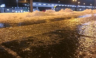 Eine Eisschicht liegt auf einem Bahnsteig eines Bahnhofs. In weiten Teilen Deutschlands gibt es eine Unwetterwarnung vor Glatteis. - Sebastian Gollnow