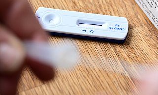 Liegen noch alte Selbsttests in der Schublade? Dann ist es wichtig, zu prüfen, ob sie noch sichere Ergebnisse zeigen. - Bernd Weißbrod