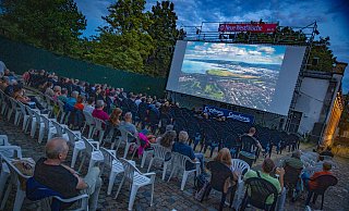 Wenn es Nacht wird in Bielefeld und die sommerliche Hitze einem angenehmen Lüftchen gewichen ist, dürfte das „Luna“-Kino im Ravensberger Park in den kommenden Wochen eine der ersten Adressen für die angenehme Abendgestaltung sein. Foto: Mike-Dennis Müller - Mike-Dennis Mller / www.mdm.photo