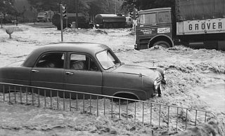 Am 16. Juli 1965 wurde das Paderborner Land von der schwersten Naturkatastrophe seit Menschengedenken heimgesucht. In der Paderborner Kernstadt traf es besonders das Ükernviertel, hier am Gierstor. - Stadt- und Kreisarchiv Paderborn, 4466