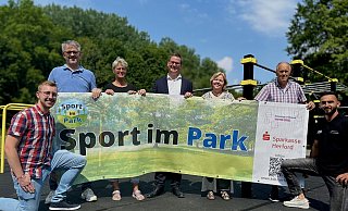 Marvin Hüsemann von der Stadt Spenge (v. l.), Nils Wörmann, Geschäftsführer des Herforder Kreissportbundes, TVL-Übungsleitung Sabrina Koring, Hans Christoph Litke, Filialleiter der Sparkassen Spenge, Regina Schlüter-Ruff vom Stadtmarketing, Martin Grothaus vom Stadtsportverband und Aghasaf Mammadov vom Verein "Athletik Sport Spenge" wollen die Kommune in Bewegung bringen. - Danielle Dörsing