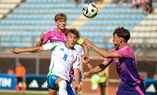 SCP-Akteur Aaron Zehnter (r.), hier im Duell gegen den Italiener Luca Di Maggio, feierte am Dienstag sein Startelfdebüt für die deutsche U20. - picture alliance