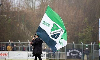 Gut festhalten: Beim SV Rödinghausen macht man sich für einen stürmischen Freitagabend bereit. - Joel Beinke