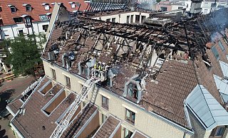 Das Gebäude des Golden Tulip Hotels muss nach dem Brand kernsaniert werden. Eine Freigabe von Hotel und der betroffenen Gastronomie ist nicht zu erwarten. - Feuerwehr Bielefeld