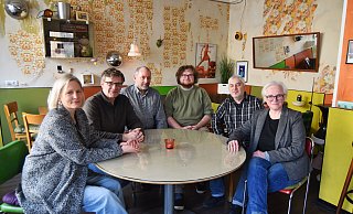 Tanja Huckemann (Bonifatius, v. l.), Fritz Böttcher, Joachim Schwarzmann (beide Team Kneipenlesung), Alex Paul (Kultslam), Adda Schade und Simone Schneider (beide Sputnik) kritisieren die kurzfristige Absage der Paderborner Literaturtage. - Lena Henning
