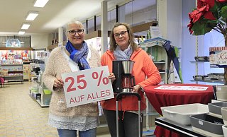 Doris (l.) und Tina Rochow müssen sich bis zum Jahresende von ihrer Kundschaft verabschieden. Bis dahin werden die beiden Fachverkäufererinnen zusammen mit Kollegin Monika Hachmeister mir Rat und Tat im Einsatz sein. - Heidi Froreich