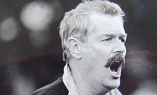 Er konnte auch laut: Karl-Heinz Menzel im Jahr 1994 – also vor 30 Jahren – als Trainer der Zweitvertretung des SC Herford. - Repro: Dirk Kröger