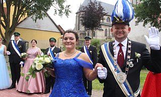 Valentina und Johann Becker sind das Königspaar der Körbecker Heimatschützen. - Burkhard Battran