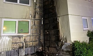 Die Hausfassade ist durch das Feuer stark beschädigt worden. - NW