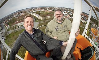 Schausteller-Chefs in 50 Metern Höhe: André Schneider und Dirk Oberschelp (r.) genießen eine Probefahrt im Riesenrad. Die Kirmes beginnt am Ostersamstag und endet die Woche darauf am Sonntag. - Peter Unger