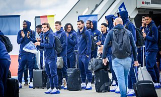 Die französischen Fußballstars um Stürmer Antoine Griezmann (3.v.l.) sind in Paderborn gelandet. - Sarah Jonek Fotografie