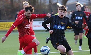 Ein paar Zentimeter haben gefehlt: Kirchlengerns Kadir Yildirim (l.) schoss in der ersten Halbzeit einen Freistoß an den Pfosten des Schloß Holter Tores. - Niklas Gessat