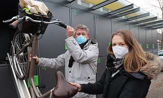 Andreas Steinhauer, beim Planungsamt der Stadt Löhne zuständig für den Öffentlichen Nahverkehr, und Klimaschutzmanagerin Julia Stakelbeck zeigen, wie ein Fahrrad in eine der oberen Boxen gelangt. - Judith Gladow
