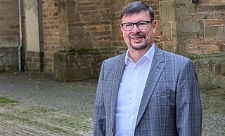 Superindendent Dr. Uwe Gryczan stellte sich den Fragen der Neuen Westfälischen. Als Kulisse diente die St.-Andreas Kirche Lübbecke, die eine Innenraumsanierung dringend nötig hätte. - Volker Knickmeyer