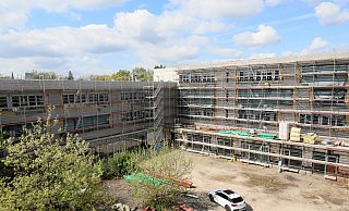 Vom Gerüst der Sporthalle ist die Baustelle Ravensberger Gymnasium im Überblick zu sehen. Das Foto entstand im April. - Frank-Michael Kiel-Steinkamp