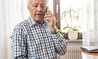 Per Telefon wurde ein 90-jähriger Bünder ermutigt, eine fünfstellige Summe von seinem Konto abzuheben. Foto: Polizeiliche Kriminalprävention - maikgoering photography