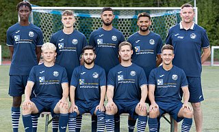 Die Neuen beim TuS Brake: Chukwuma Agwunedu (o.v.l.), Christian Siemens, Hashem Celik, Xemgin Ali Ammo, Trainer Holm Windmann. Nico Regente (u.v.l.), Khalid Khudhur, Tobias Kreutzer, Finn Reda. Weitere Zugänge sind Norick Epke und Christopher Blome. - Oliver Krato