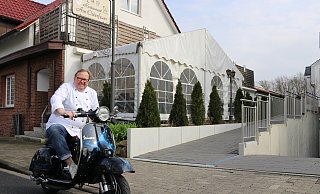 Leidenschaftlicher Vespa-Fahrer: Hans-Jörg Dunker auf seiner frisch polierten "Dark Force One", hier vor seinem Restaurant "Am Osterfeuer" am Hellerweg. - Claus Frickemeier