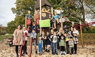 Die Entscheidung, ob diese Kinder auf einem Teil ihres großen Spielplatzes zugunsten einer Kita verzichten müssen, ist aufgeschoben. Andere Lösungsmöglichkeiten für das drängende Betreuungsproblem sollen zunächst geprüft werden. - Joerg Dieckmann - www.dieckmann-fotodesign.de
