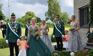 Königspaar Sebastian und Daniela Freitag mit Nora, sowie Matthias und Maike Keiter und Sara und Falko Backhaus mit Amelie. - Anja Ebner