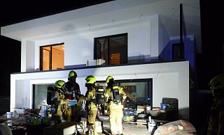 Die Feuerwehrleute konnten den Brandherd schnell in einem Zimmer des Obergeschosses ausfindig machen. - Feuerwehr Paderborn