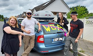 Die Hiddenhauserin Bianca Schröder (links) und ihre Begleiter müssen in diesem Jahr die Heimreise antreten, bevor das Festival überhaupt beginnt. - Privat