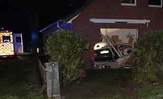 Ein Pkw ist am frühen Samstagmorgen gegen die Hauswand eines Einfamilienhauses gekracht. - Polizei Minden-Lübbecke