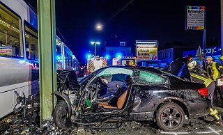 Feuerwehrleute mussten den schwer verletzten Fahrer aus dem zerstörten BMW befreien. - Paul Brinkmann