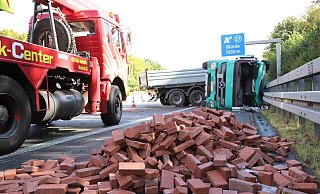 Der LKW hat eine Ladung Ziegelsteine auf der Fahrbahn verloren. - Charlotte Mahncke