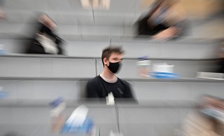 Schluss mit dem lustigen Studentenleben: Viele Studierende leiden unter Einsamkeit und Isolation, die durch Corona entstanden sind. - picture alliance/dpa