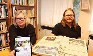 Ursula Nolting zeigt auf einem Tablet die aktuelle Homepage der Stadt Löhne, Mathis Nolte hat den NW-Artikel zum Start vor 25 Jahren rausgesucht. - Judith Gladow