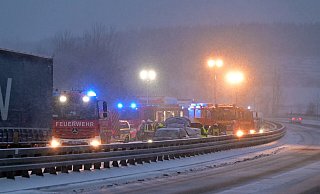 Einsatzkräfte der Polizei und Feuerwehr sind am Unfallort mit mehreren Fahrzeugen im Einsatz. - Markus Klümper/dpa
