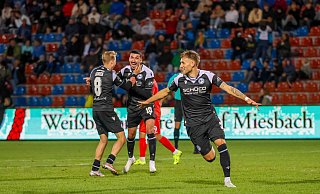 Abflug: Leandro Putaro startet nach seinem 2:1-Siegtreffer im Hinspiel durch. Sam Schreck (l.) und Nassim Boujellab jubeln im Hintergrund mit. - IMAGO/Eibner