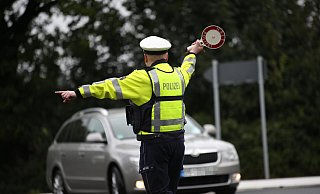 Polizeihauptkommissar Willi Kreft leitet die Verkehrssünder aus dem Kreisverkehr zur Kontrolle der Papiere. Fotos: Gerald Dunkel - Gerald Dunkel