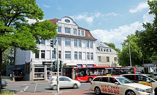 Die Stadt Herford will das frühere Hotel Stadt Berlin am Bahnhofsplatz kaufen und eine Mobilitätsstation daraus machen. - Frank-Michael Kiel-Steinkamp