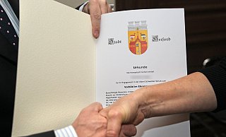 Das Ehrenamt hat einen hohen Stellenwert in der Gesellschaft. Vieles würde nicht funktionieren ohne die Hilfe derer, die sich kostenlos für ihre Mitmenschen engagieren. Das äußert sich auch in den jährlichen Ehrungen von Ehrenamtlichen. Eine Plattform soll nun Initiativen und Helfer vernetzen. - Frank-Michael Kiel-Steinkamp